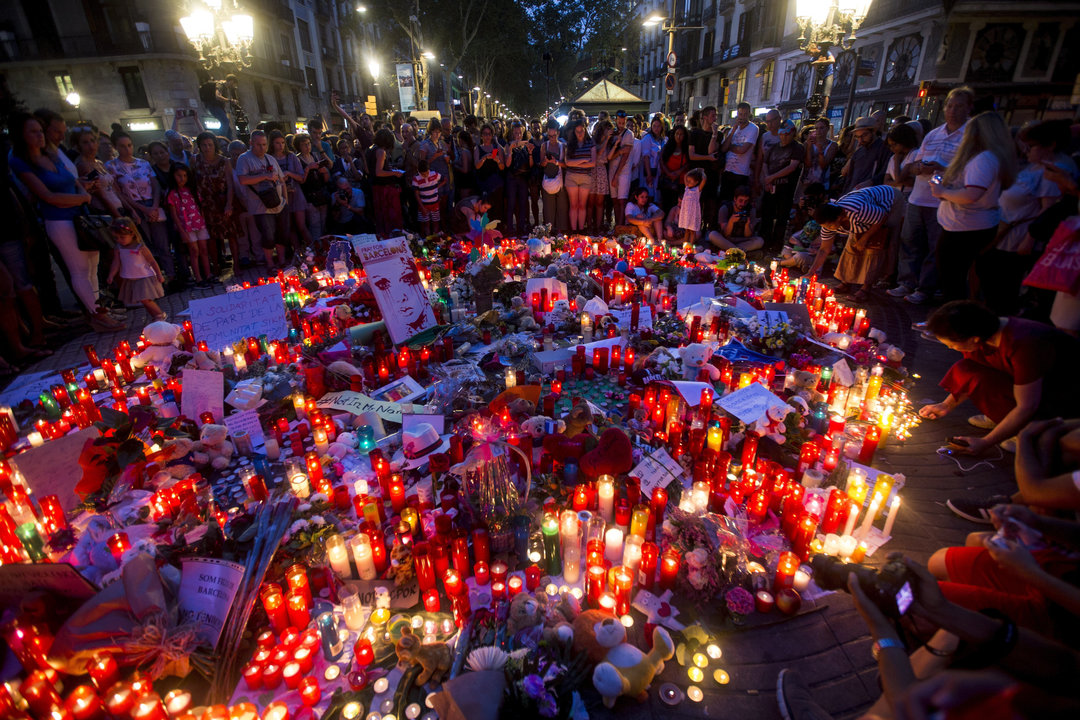 Uan vigilia nocturna recordó ayer en la Rambla a las víctimas del brutal ataque terrorista en la capital catalana y Cambrils