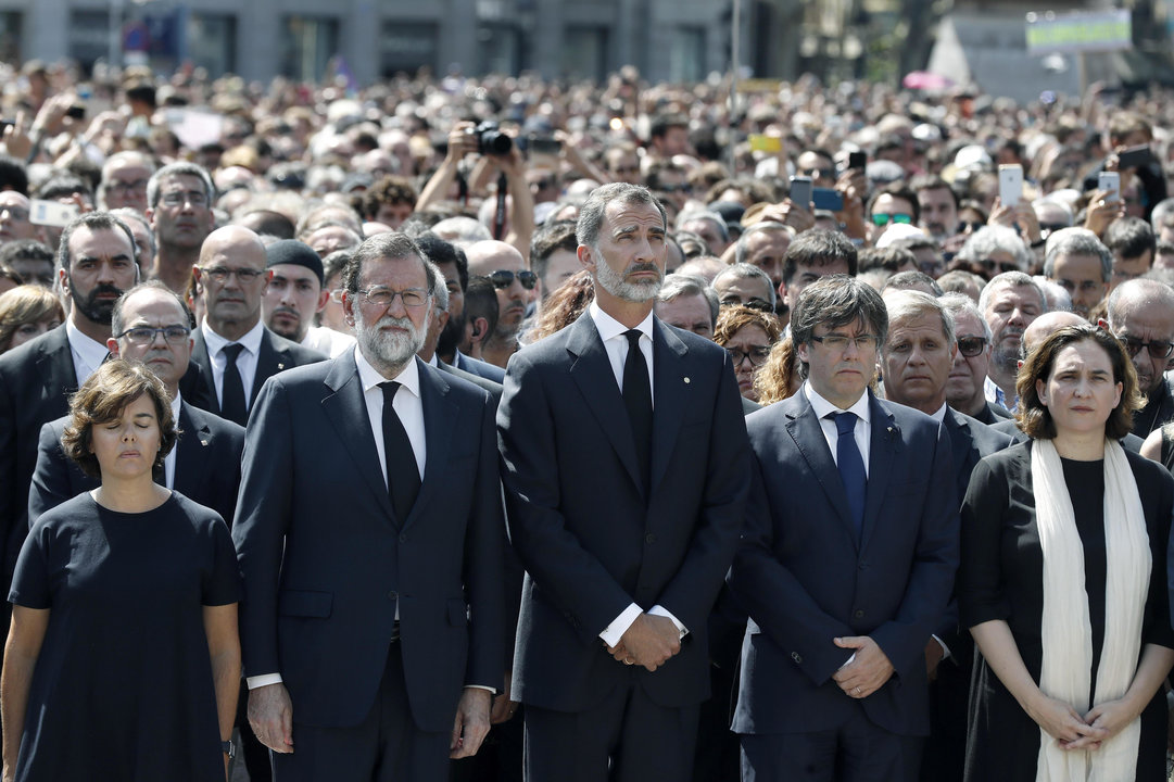 Sáenz de Santamaría, Rajoy, el rey Felipe VI, Puigdemont y Ada Colau, durante el minut de silencio de ayer en Barcelona.