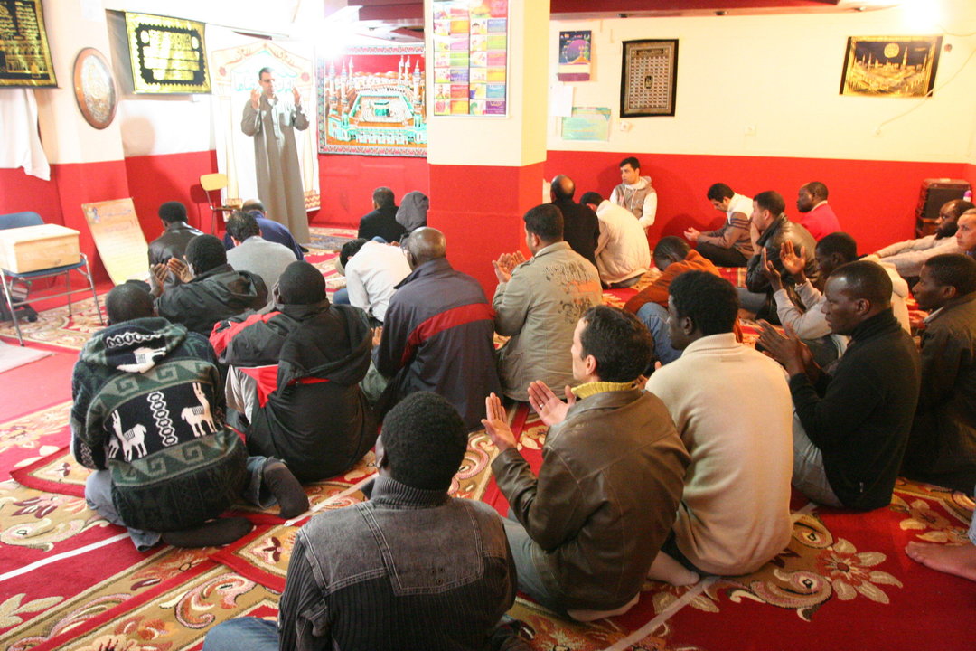 Fieles musulmanes en la mezquita de A Carballeira.