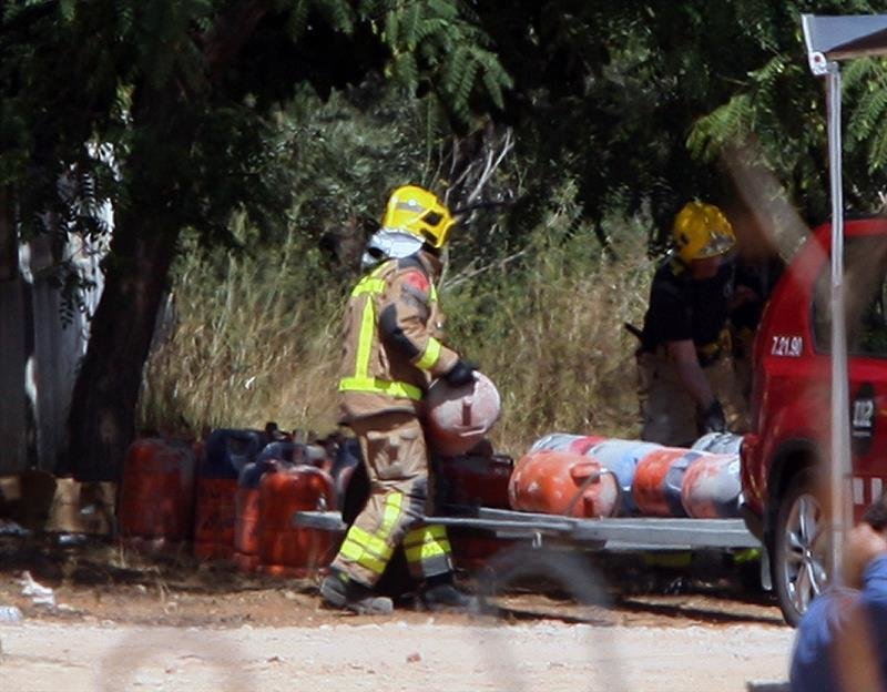 Los Bomberos trasladan hoy bombonas de butano de la casa donde se produjo la explosión en Alcanar (Tarragona)