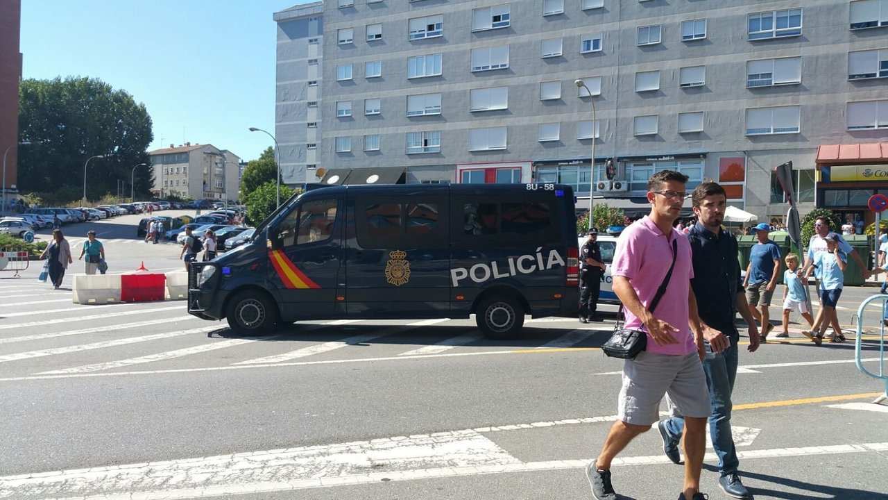 Control de seguridad policial, ayer en los alrededores de Balaídos, debido a la aglomeración de aficionados por el partido del Celta.