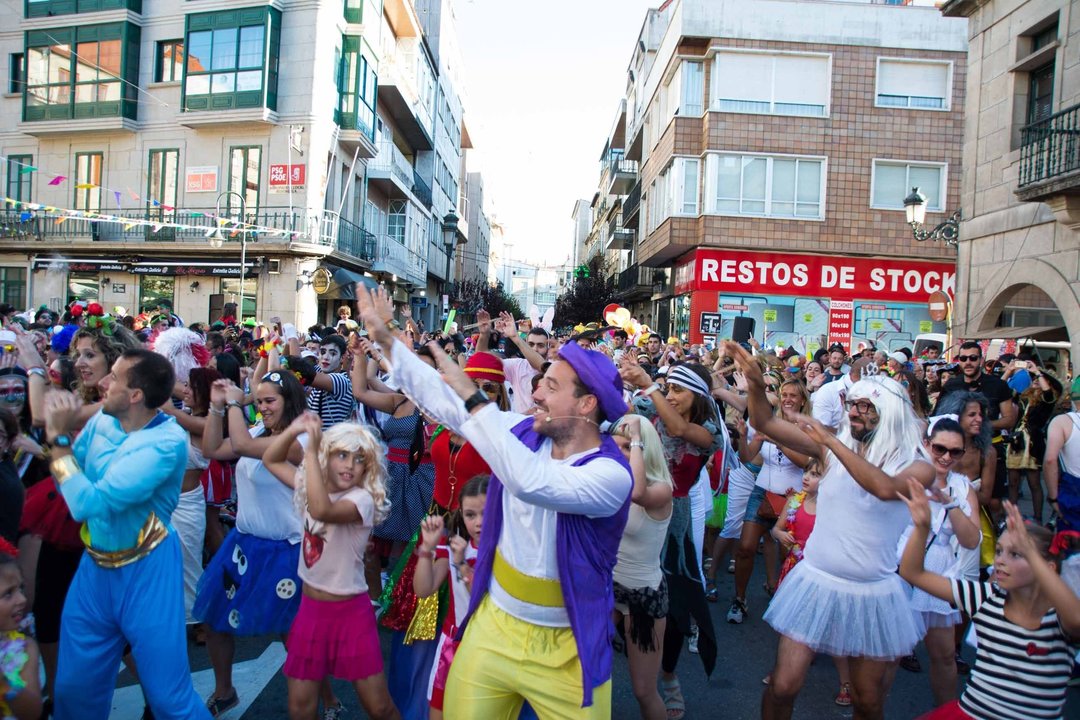 Los disfraces más veraniegos tomaron las calles de Redondela en el Carnaval de verano, que se ha convertido en toda una tradición con miles de visitantes.