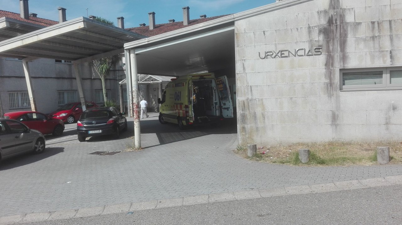 Saturación en el servicio de ambulancias del Centro de Salud y PAC de Ponteareas.