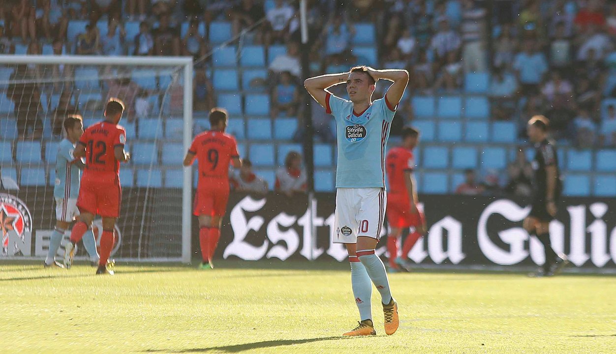 Iago Aspas se lamenta tras la acción del penalti que acabó por darle la victoria a la Real Sociedad ayer en Balaídos.