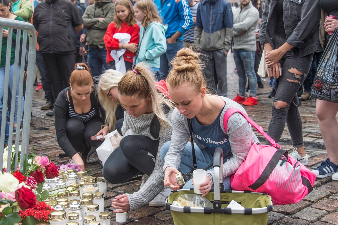 Unas chicas encienden velas en homenaje a las víctimas en la ciudad finlandesa de Turku.