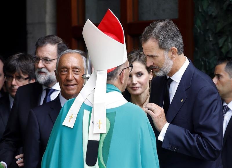 Los Reyes, acompañados por el presidente de Portugual, Marcelo Rebelo de Sousa, y el presidnete del Gobierno espñaol, Mariano Rajoy (i)se despiden del el arzobispo metropolitano de Barcelona,