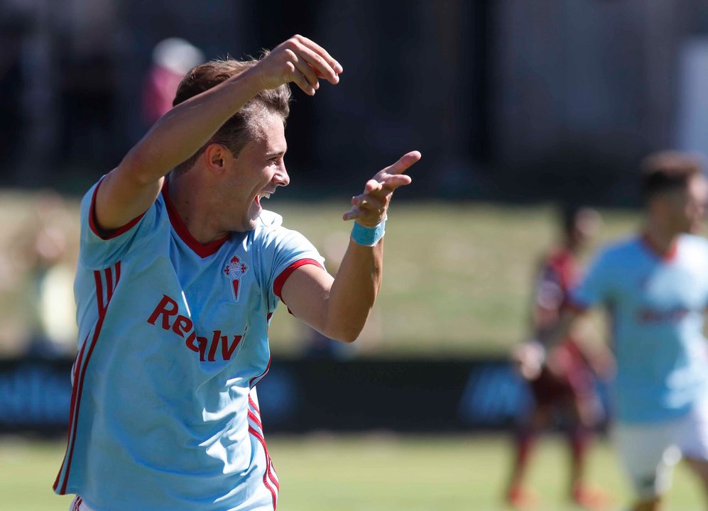 Dejan Drazic celebra el gol con el que abrió el marcador ayer en Barreiro en el primer minuto de juego.