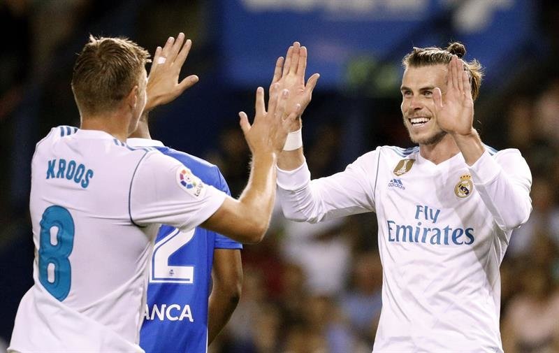 Toni kroos (i) celebra con el galés Gareth Bale su gol frente al Deportivo