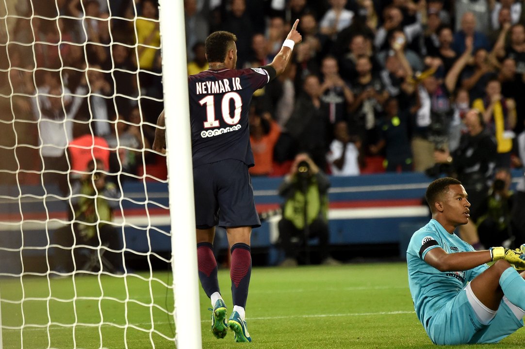 Neymar celebra un gol anotado ayer en su estreno en París.
