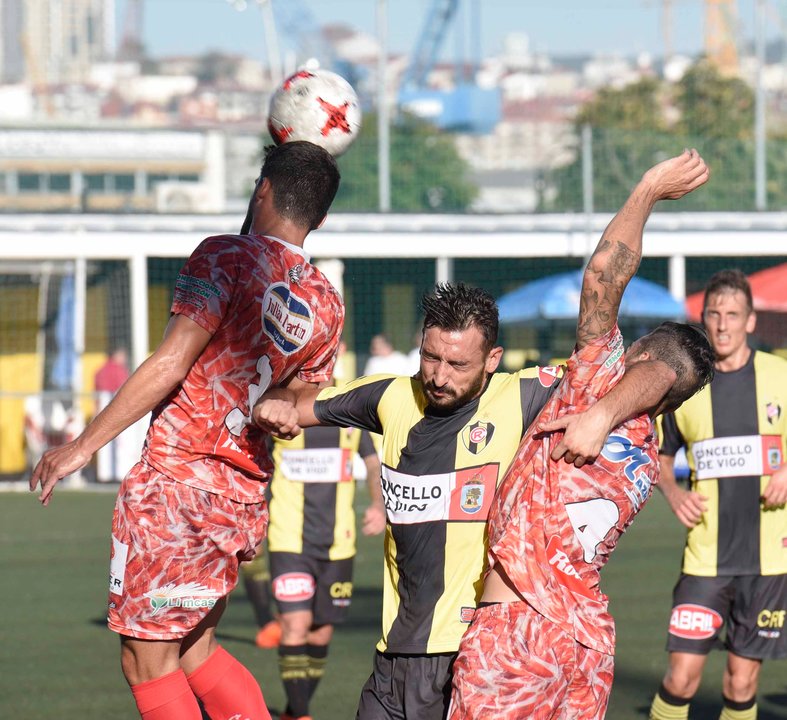 Pablo Carnero batalla con los visitantes Kevin (izquierda) y Ayala durante el primer partido oficial del Rápido en Segunda División B.