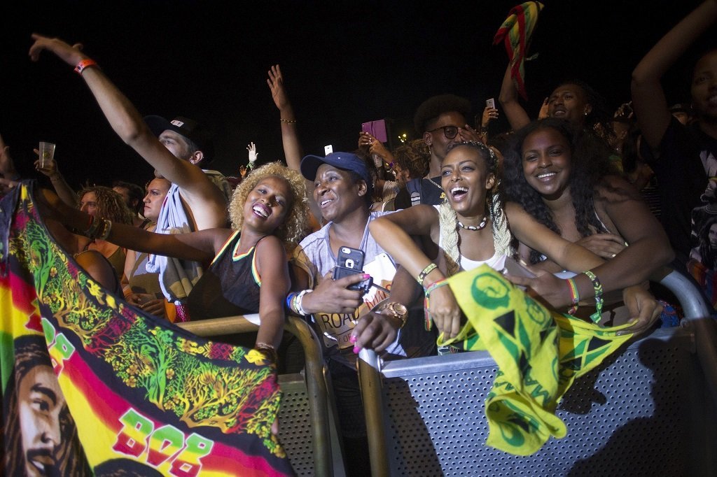 Participantes en el festival Rototom Sunsplash de Benicàssim. A la derecha, actuación de la cantante jamaicana Nadine Sutherland.