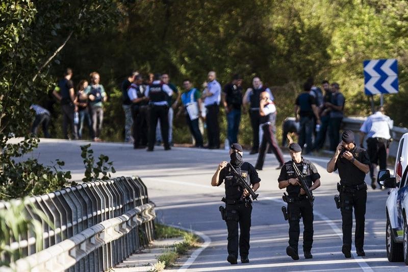 Operativo policial en el lugar donde era ayer abatido el autor del atentado de la Rambla de Barcelona.
