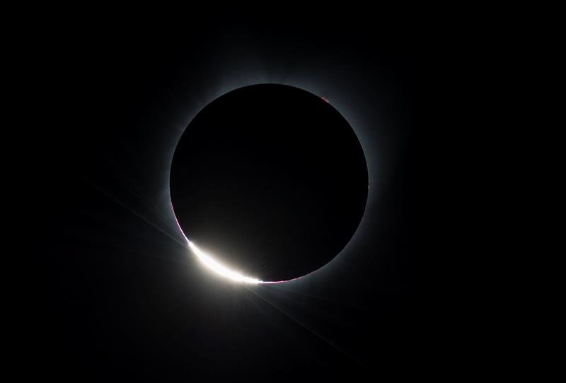 Fotografía cedida por la NASA que muestra el eclipse solar total visto desde Madras, Oregon (Estados Unidos)
