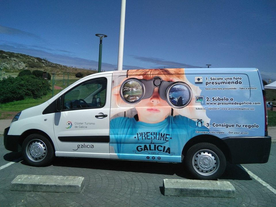 Una furgoneta rotulada acompaña a la carpa y al photocall de esta campaña de promoción.