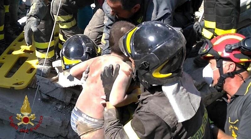 Bomberos rescatan al joven Marrias atrapado en los escombros tras el terremoto en la isla Ischia en Italia
