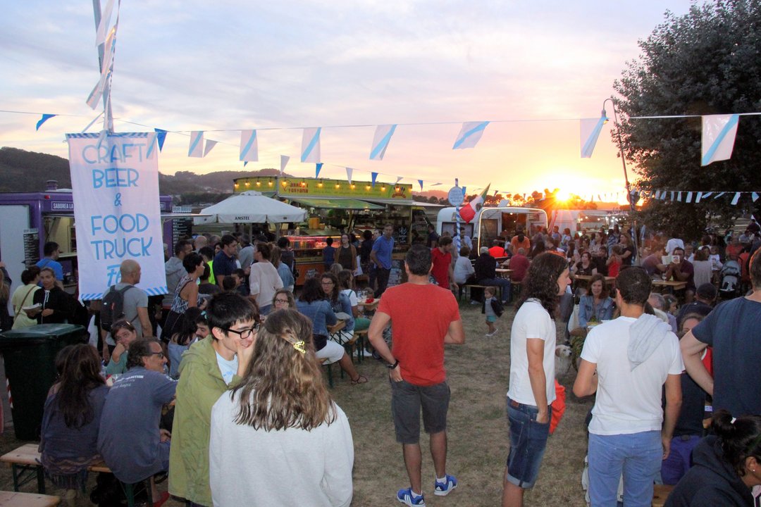 La buena música, la cerveza artesana y la gastronomía se aliaron en Nigrán en la primera edición de Val Miñor Fest.