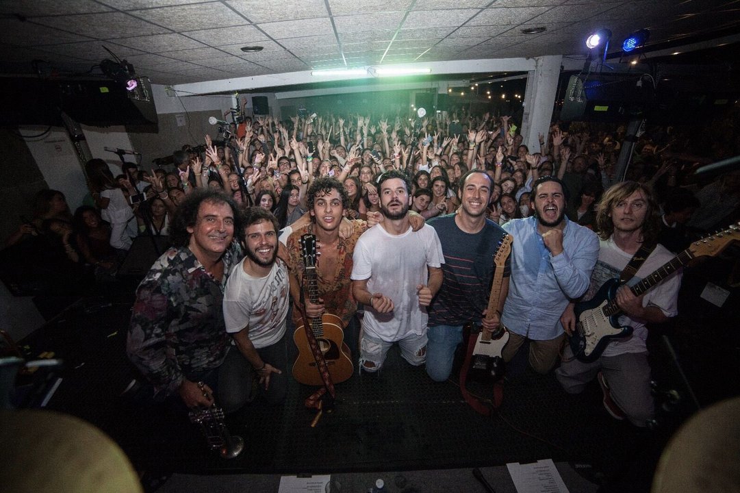 Foto de familia de la agrupación madrileña al finalizar su concierto en el Náutico de San Vicente do Mar, en O Grove, el último de su actual gira.