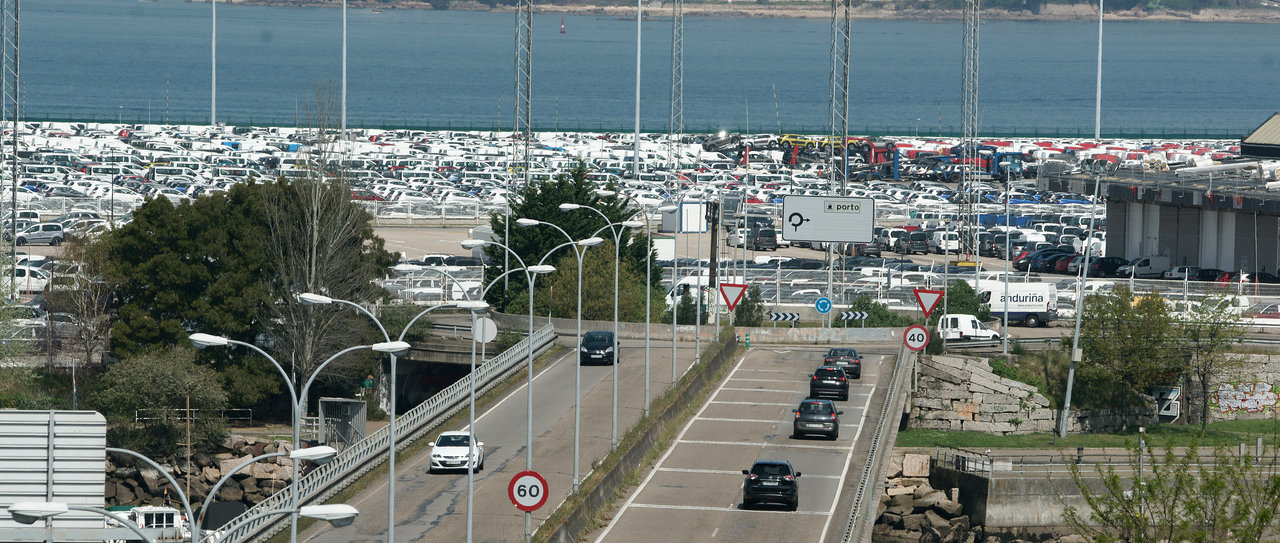 La automoción es un capítulo clave de la exportación de Vigo y la provincia, en la foto los coches en Bouzas para embarcar.