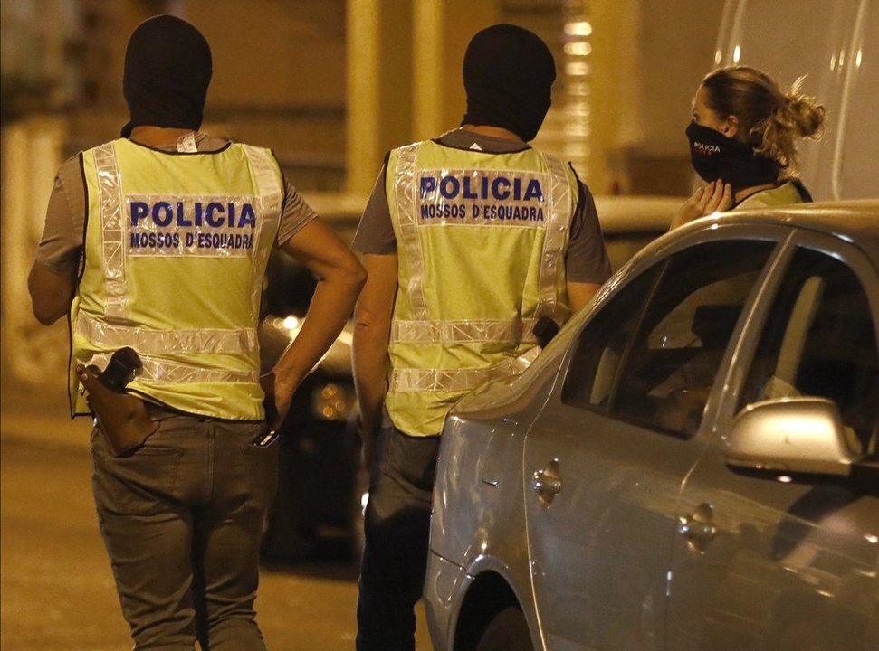 Agentes de los Mossos, durante los registros realizados ayer en Vilafranca del Penedés.