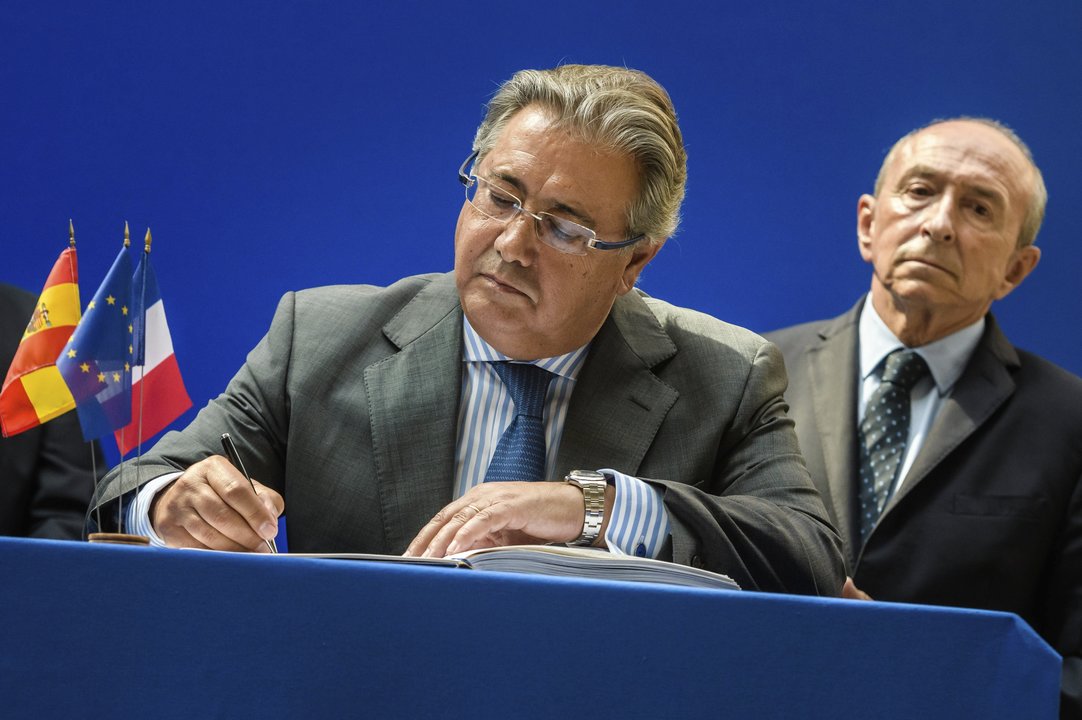 El ministro del Interior firma el acuerdo para el refuerzo de la cooperación ante Gerard Collomb.