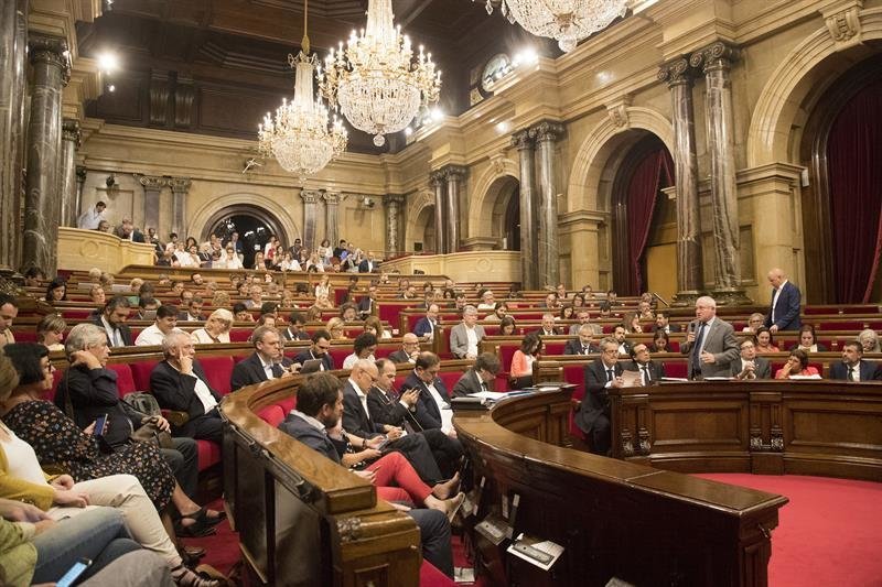 Un momento de la sesión plenaria en el Parlamento autonómico catalán.