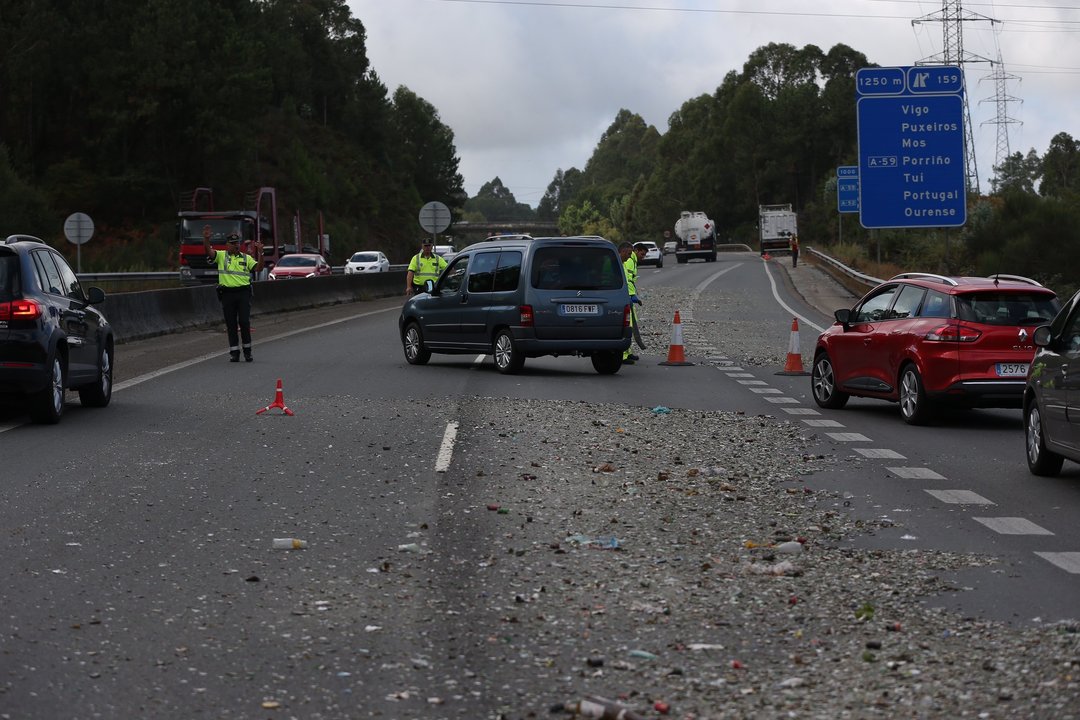 Un camión pierde la carga en la Ap9 km 158 y origina colas kilométricas en Vigo