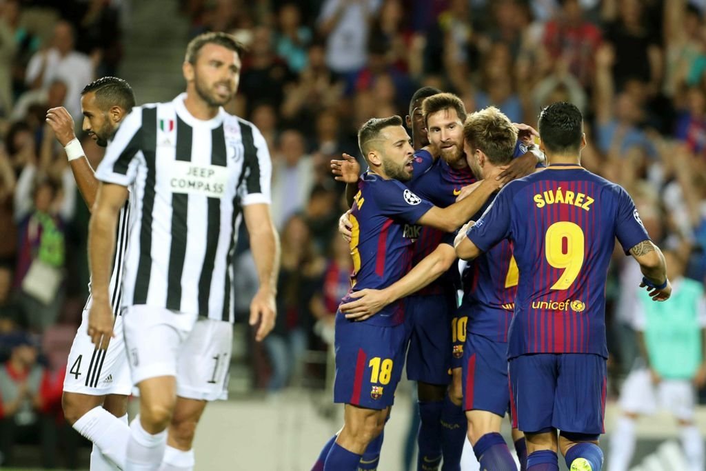 Leo Messi es felicitado por sus compañeros tras marcar el 1-0 contra la Juventus.