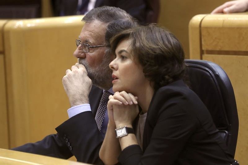 Mariano Rajoy, junto a la vicepresidenta, Soraya Sáenz de Santamaría.