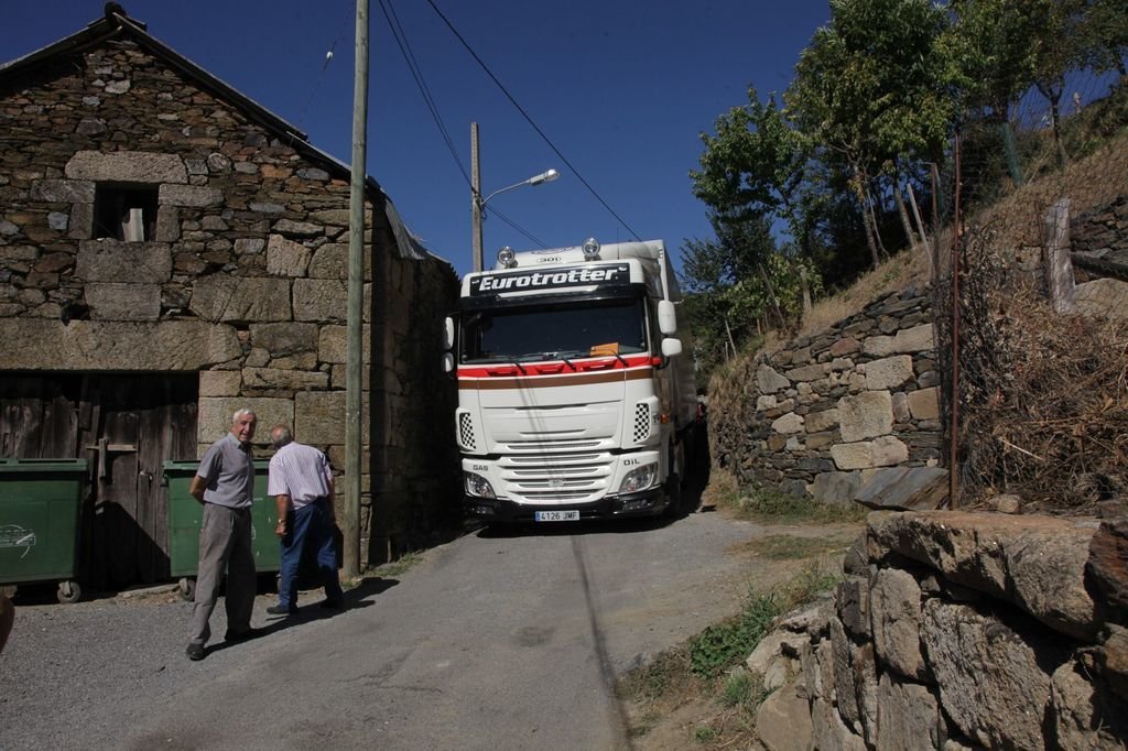 El camión llevaba veinte toneladas de pota a Valencia cuando el GPS le pasó una mala pasada.