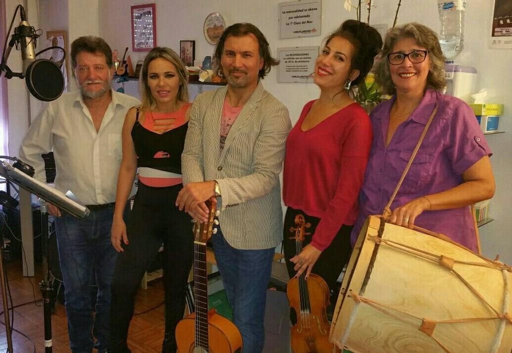 Tono Alcalde, en el medio, con Leira, Moon, Paz y Sandoval, autores de la canción.