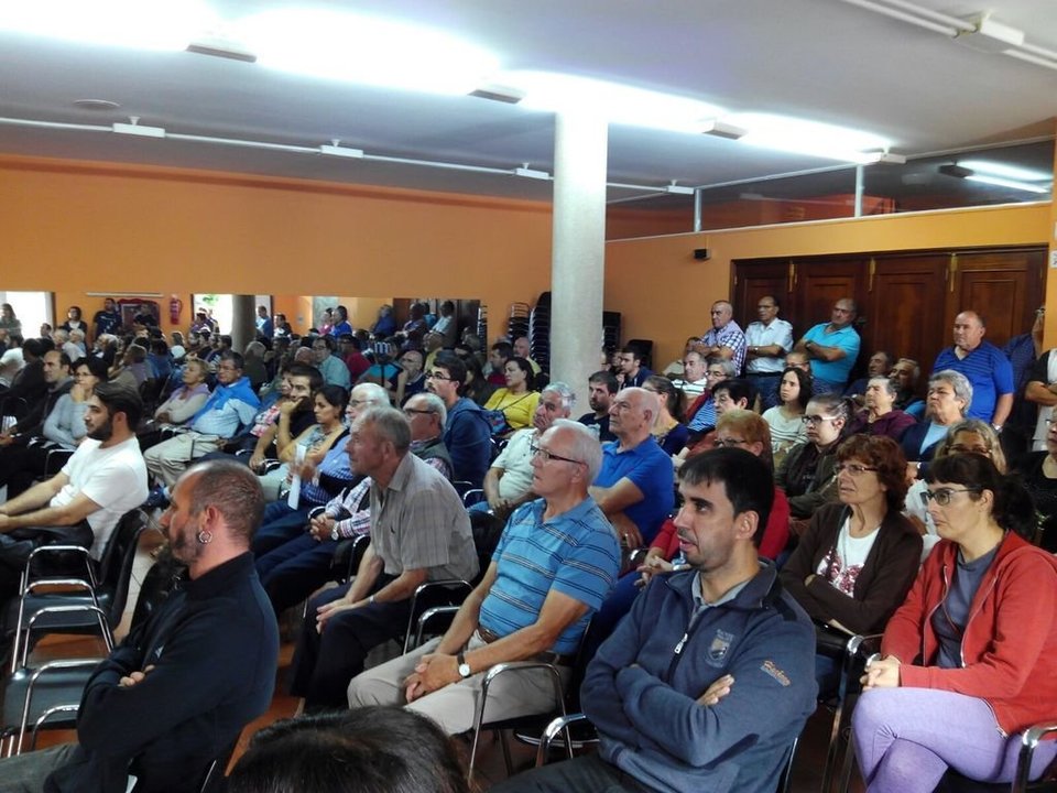 Vecinos de Baredo en una de las asambleas informativas para consensuar las alegaciones al proyecto.