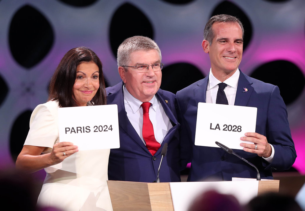 El presidente del COI, Thomas Bach, entre los alcaldes de París y Los Ángeles, Anne Hidalgo y Eric Garcetti.