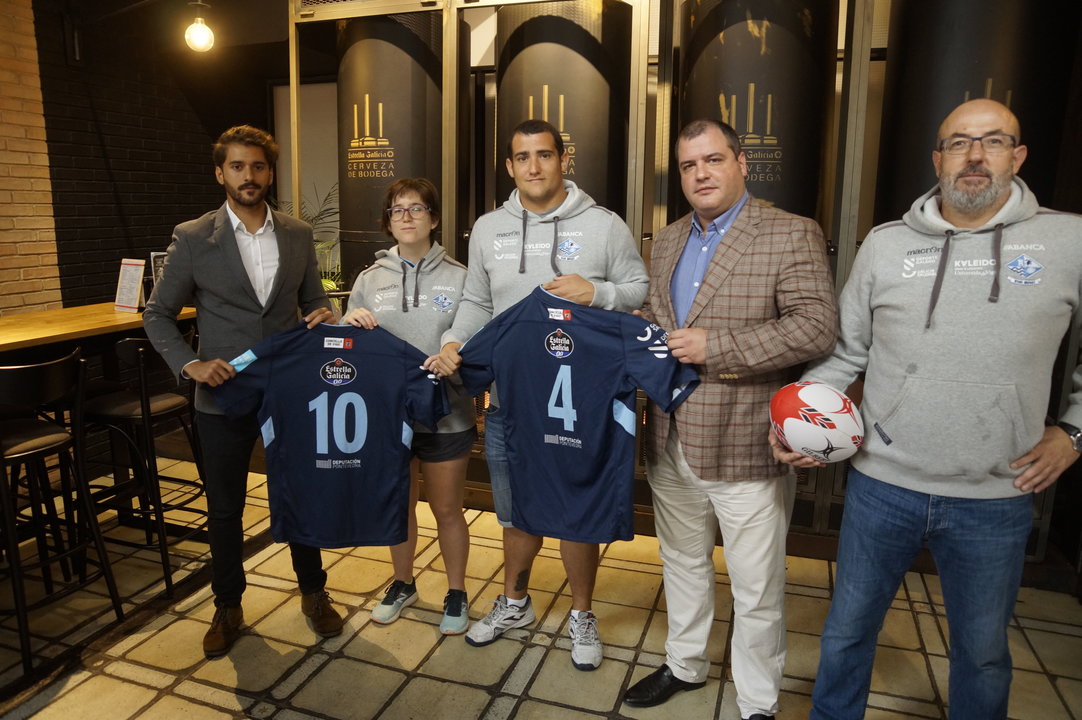 Los representantes del club y la empresa patrocinadora firmaron el acuerdo con satisfacción mutua.