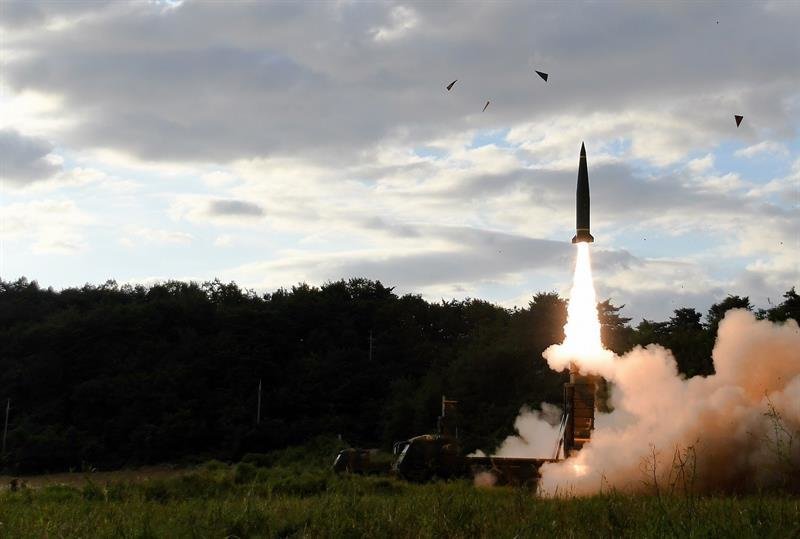 Un misil surcoreano Hyunmoo-II, es lanzado hacia el Mar del Este