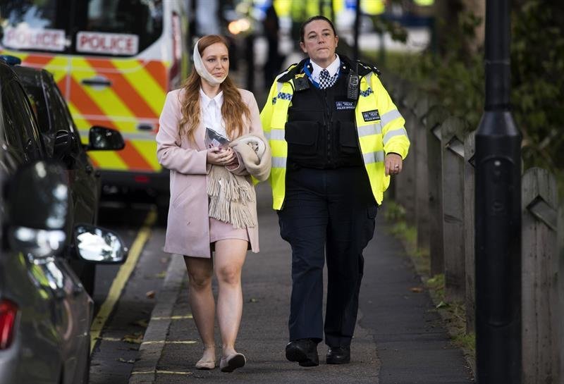 Una agente de policía escolta a una herida en los alrededores de la estación de metro Parsons Green en Londres