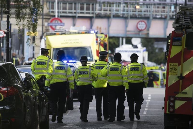 Miembros de los servicios de emergencia acordonan la zona de la estación de metro Parsons Green en Londres