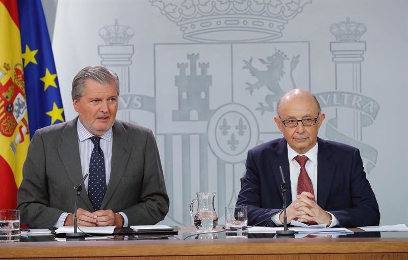 El portavoz del Gobierno y ministro de Educación, Cultura y Deporte, Íñigo Méndez de Vigo (i), y el ministro de Hacienda, Cristóbal Montoro