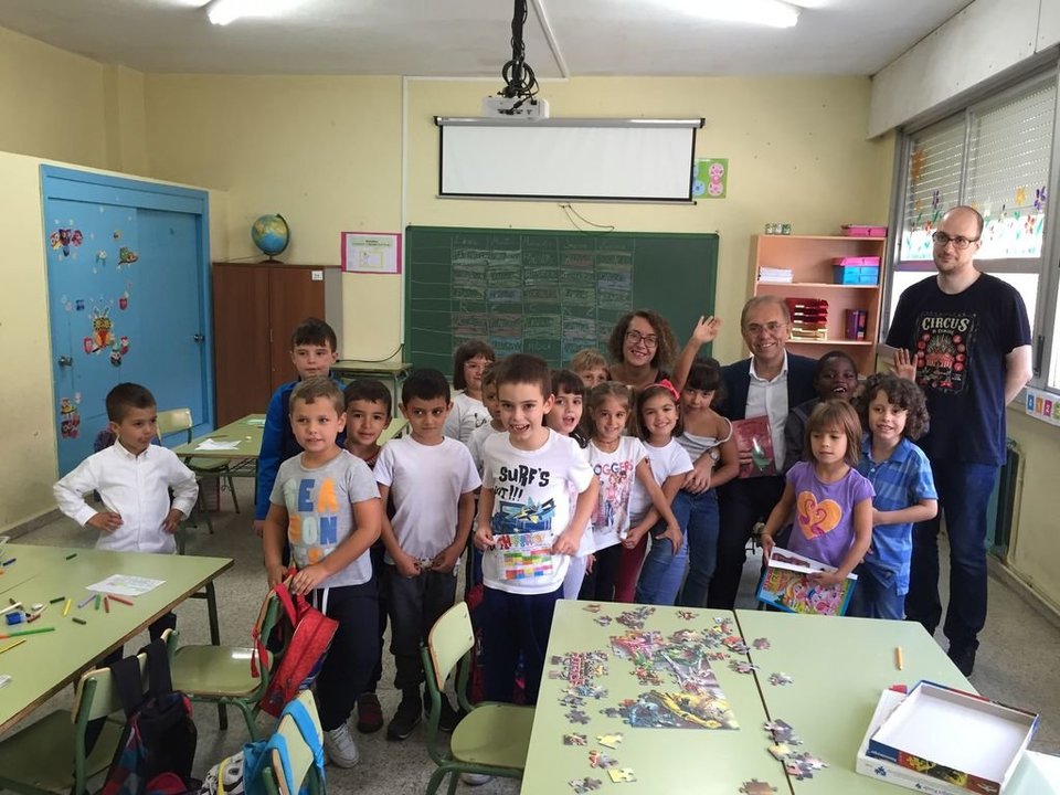 El alcalde de Ponteareas y la concejala de Ensino con alumnos que inician curso.