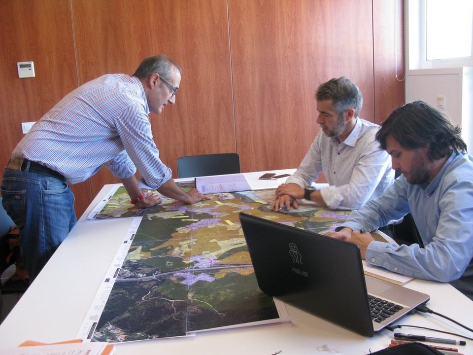 El alcalde con los técnicos del equipo redactor de la empresa creada por el arquitecto Alfonso Botana.