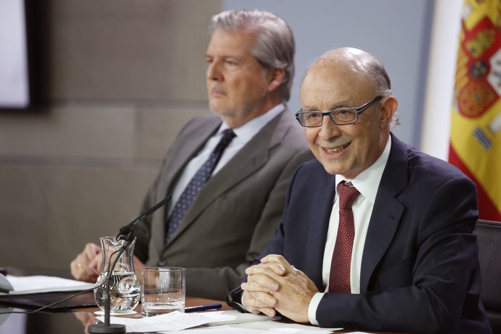 Cristóbal Montoro, junto a Méndez de Vigo, durante la rueda de prensa posterior al Consejo de Ministros.