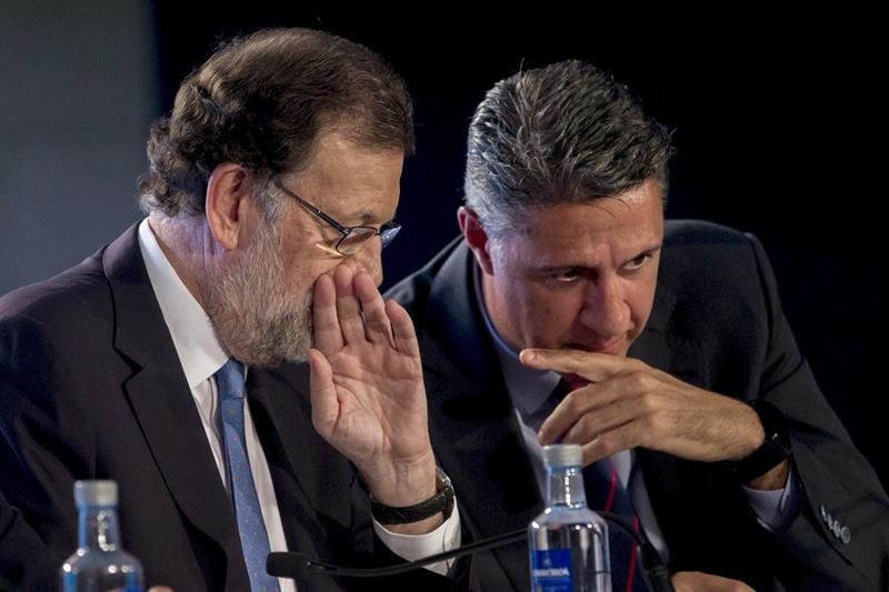 El presidente del Gobierno, Mariano Rajoy (i), junto al líder del PPC, Xavier García Albiol (d)