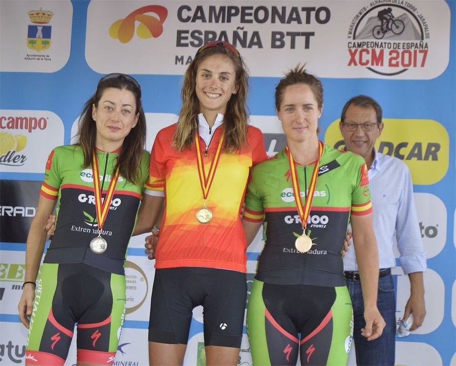 Susana Alonso (i.), en el podio del Campeonato de España.
