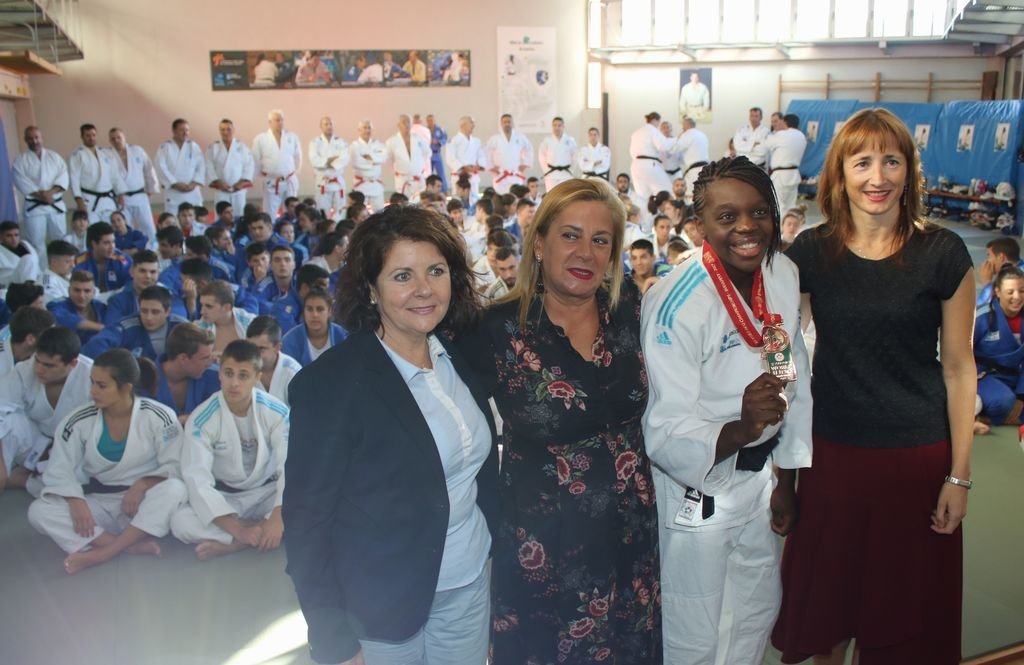 María Bernabéu posa con las autoridades ante los 200 judokas reunidos en su homenaje.