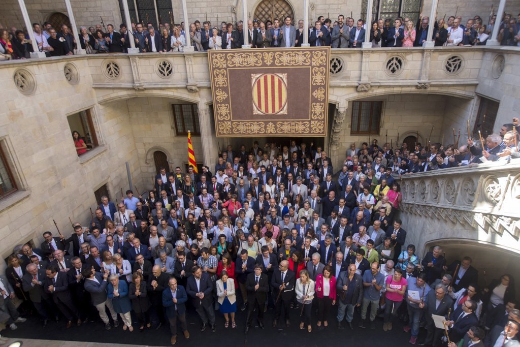 Los alcaldes que respaldan el referéndum ilegal posan junto a Junqueras, Forcadell y Puigdemont en la sede de la Generalitat.