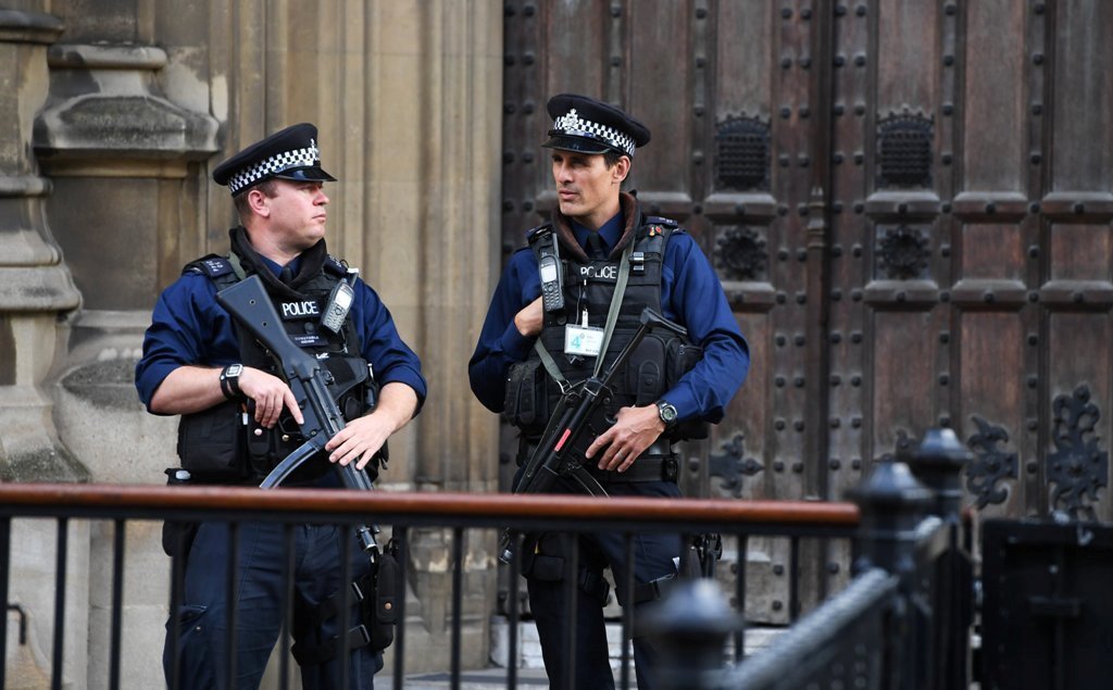 Dos agentes de la Policía británica, en las inmediaciones del Parlamento, en Londres.