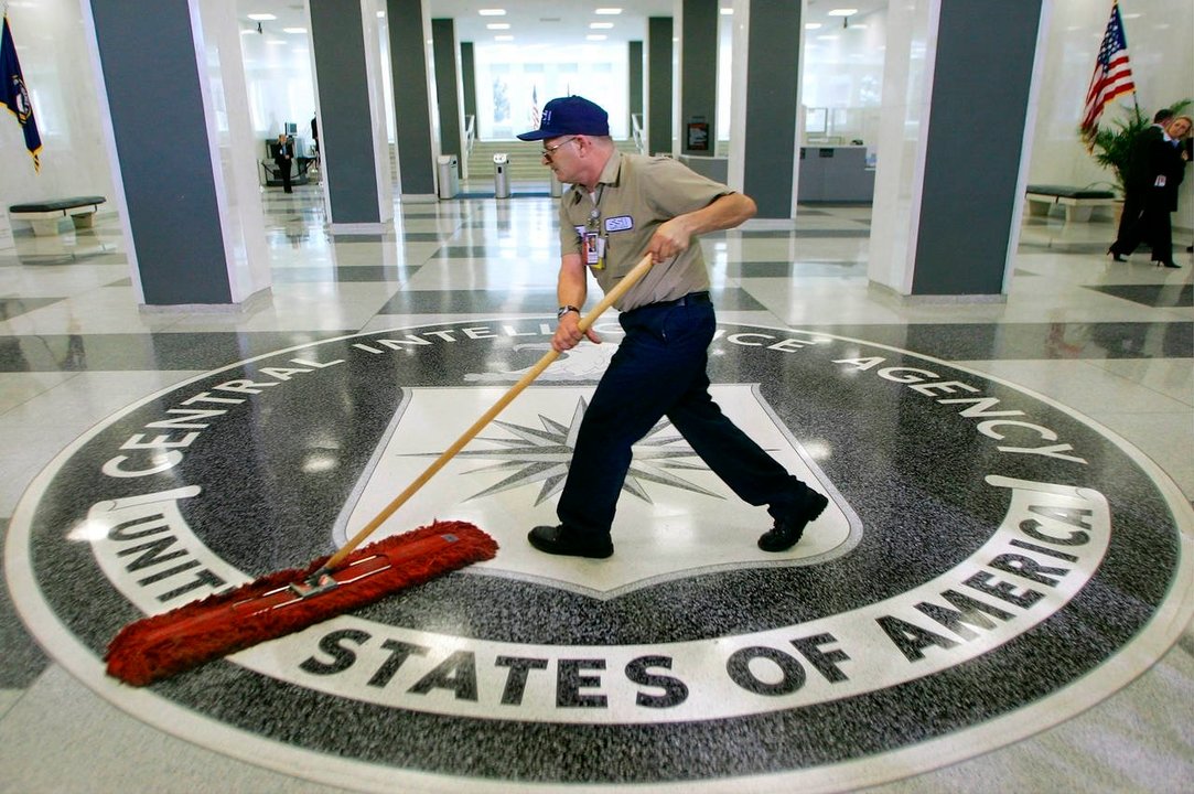 Un funcionario limpia el hall central de la sede de la Agencia Central de Inteligencia en Langley.