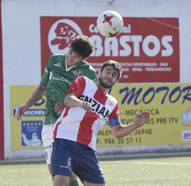 El capitán del Alondras, Mauro, pelea un balón aéreo con un jugador del Arenteiro.