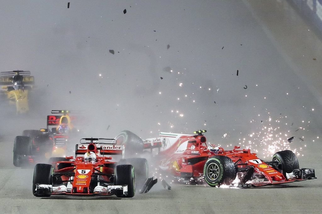 Momento del impacto entre los dos Ferrari y el Red Bull de Verstappen. Los tres se retiraron.