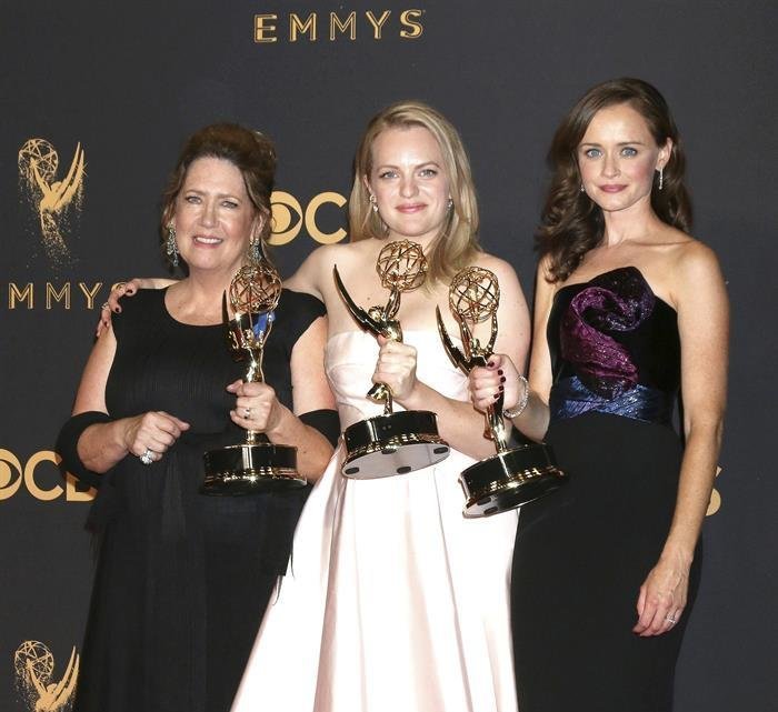Las actrices Ann Dowd (i), Elisabeth Moss (c) y Alexis Bledel posan con con tres de los Emmy por &#34;&#39;The Handmaid&#39;s Tale&#34;