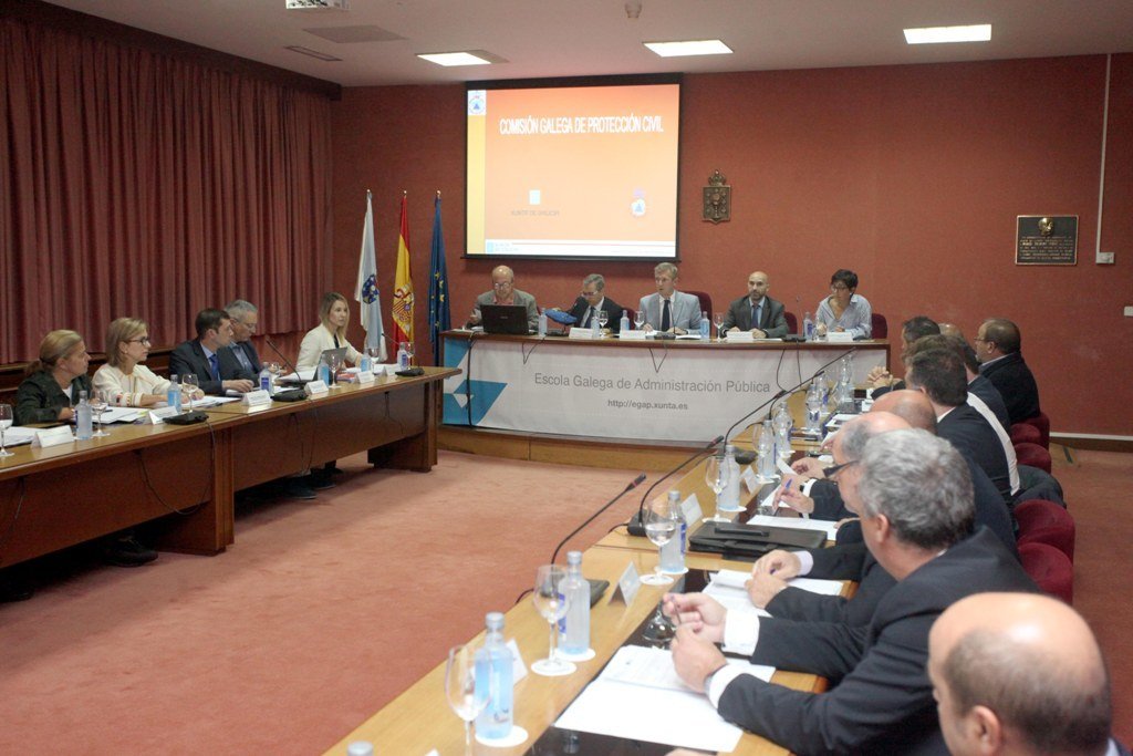 Los miembros de la Comisión Galega de Protección Civil, durante su reunión en Santiago.